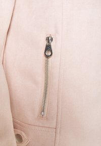 Vero Moda Jacka i konstläder - light pink