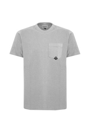 T-shirt in cotone grigio con scollo tondo, maniche corte e una tasca sul petto a sinistra. Presenta un piccolo logo nero sulla tasca.