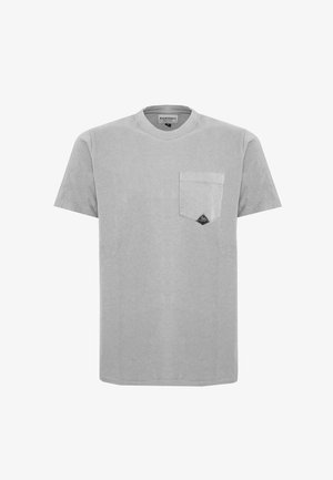 T-shirt in cotone grigio con scollo tondo, maniche corte e una tasca sul petto a sinistra. Presenta un piccolo logo nero sulla tasca.