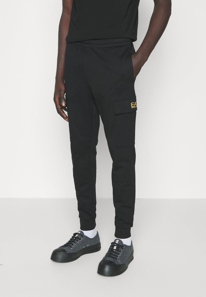 EA7 Emporio Armani - TROUSER - Treniņtērpa apakšdaļas - black, Palielināt