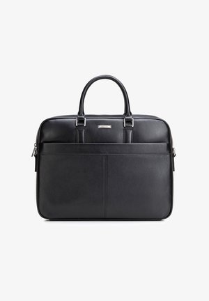 Maletín negro de cuero con doble asa, bolsillo delantero, placa de marca plateada y cierre de cremallera sobre fondo blanco.