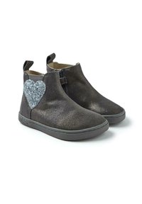 Botines de cuero texturizado gris oscuro con diseño de corazones de purpurina plateada en el costado; suela de goma plana; lengüetas en la parte trasera para facilitar su colocación.