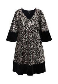 Mustavalkoinen strassimekko, jossa on strutsikuvio, V-pääntie ja kellotaskut, sekä samettinen musta helma.