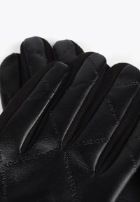 Černé kožené rukavice s prošívaným designem, se strukturovaným povrchem a prošívanými detaily. Vnitřek vypadá měkce a je izolovaný.