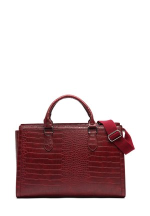Malette rectangulaire en cuir rouge foncé avec texture crocodile, deux poignées et une bandoulière en tissu réglable sur fond blanc.