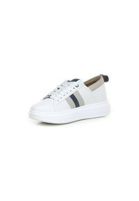 Sneaker bianco con una texture in pelle liscia, dotato di strisce laterali navy e grigie, punta rotonda e suola bianca spessa.