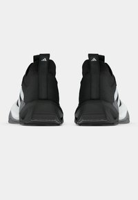 Μαύρα αθλητικά παπούτσια με κομψό σχεδιασμό, με υφή στο επάνω μέρος, λευκές λεπτομέρειες και ενισχυμένη φτέρνα. Λαστιχένια εξωτερική σόλα για καλύτερη πρόσφυση.