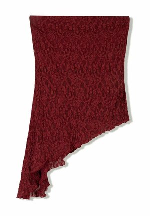Bordeaux kant sjaal met een asymmetrische snit, voorzien van een bloemenpatroon en een golvende rand, gemaakt van lichtgewicht, textuur materiaal.