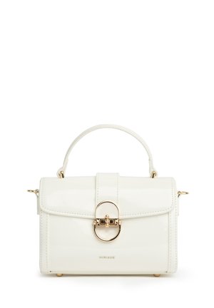 Borsa bianca rettangolare con manico superiore, chiusura dorata e piccolo logo sul davanti, posta su uno sfondo bianco uniforme.