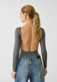Stradivarius OPEN BACK - Top dugih rukava - dark grey
