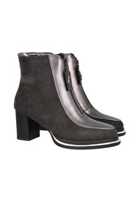 Botas de tobillo de ante gris con un panel de cuero metálico, cremalleras laterales y un tacón grueso negro. Acento blanco a lo largo de la suela.