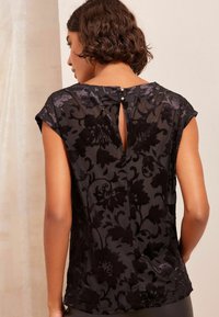 Friends Like These COWL NECK-REGULAR FIT - Tričko s potlačou - black
