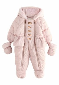 Rosa gepolsterter Schneeanzug mit Kapuze, ausgestattet mit einem flauschigen Futter, zwei Vorderreißverschlüssen und mit Pelz besetzten Handschuhen; Grafik "BAKER" auf der Brust.