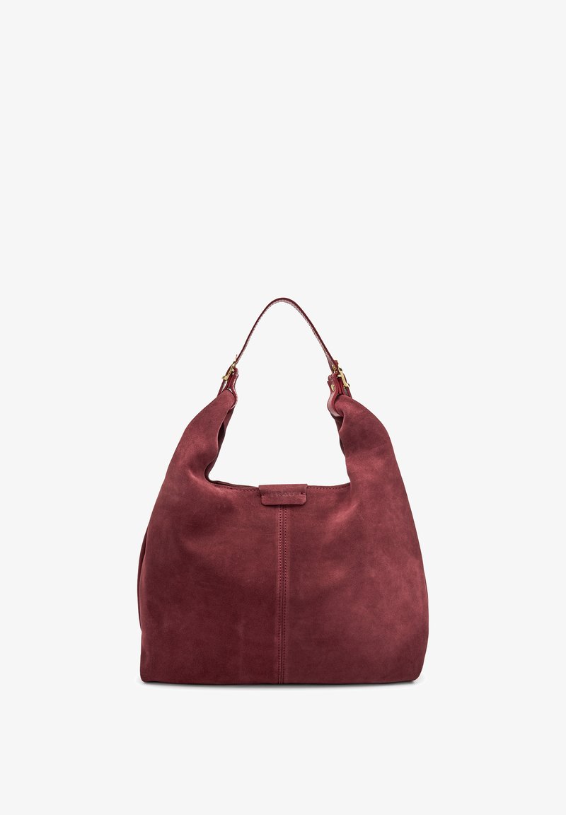 Suède hobo tas in diep bordeauxrood met een enkele handgreep, voorzien van een magnetische sluiting en subtiele naaddetails aan de voorkant. Zachte textuur.