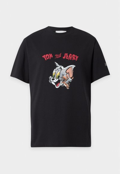 Μαύρο T-shirt με κοντά μανίκια, πολύχρωμα καρτούν πρόσωπα του Τομ και Τζέρι και κόκκινο κείμενο "Tom Jerry" πάνω από τους χαρακτήρες.
