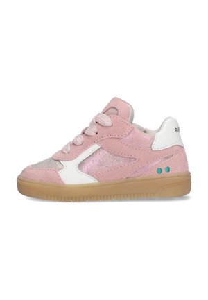 Roze suède en glitter peutersneaker met witte accenten, veter en gumrubberen zool, zijaanzicht op witte achtergrond.