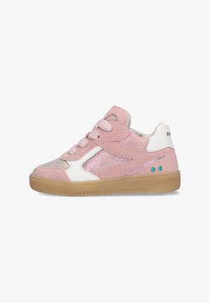Roze suède en glitter peutersneaker met witte accenten, veter en gumrubberen zool, zijaanzicht op witte achtergrond.