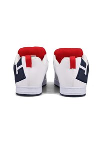 Vita sneakers med röd kant och marinblå detaljer. Har vadderad krage, platt sula och en framträdande logotyp på sidan. Strukturerad finish.