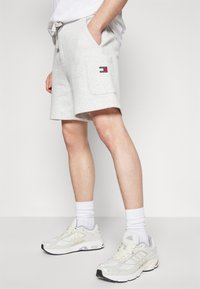 Tommy Jeans BADGE CARGO  - Træningsbukser - silver grey