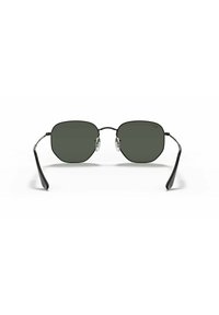 Occhiali da sole in metallo con montatura nera, lenti squadrate, tintura verde e poggiatesto nasale regolabile in plastica trasparente. Bracci sottili con una texture liscia.