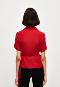 adL SHORT SLEEVE FRONT TIE - Bluse - red
