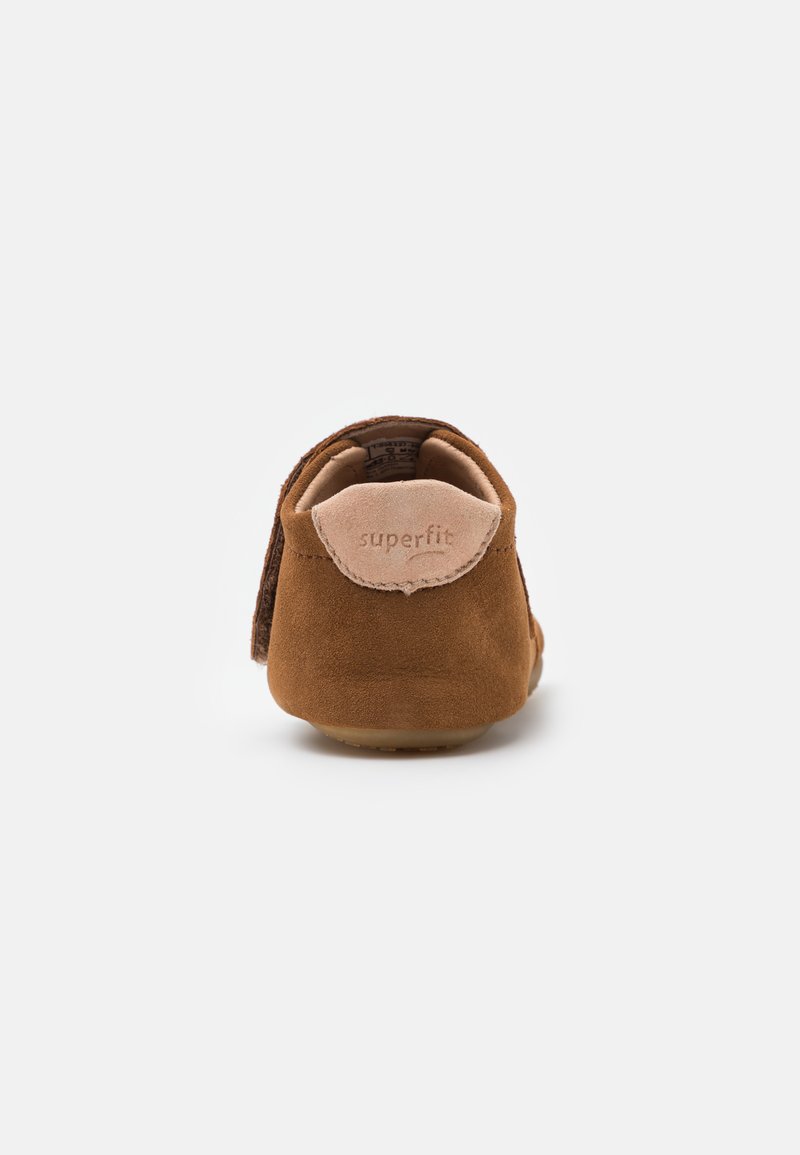 Braune Wildlederschuhe für Kinder mit abgerundeter Rückseite, Klappe und strukturiertem Obermaterial. Enthält einen rosa Akzent in der Nähe der Ferse, beschriftet mit "superfit".