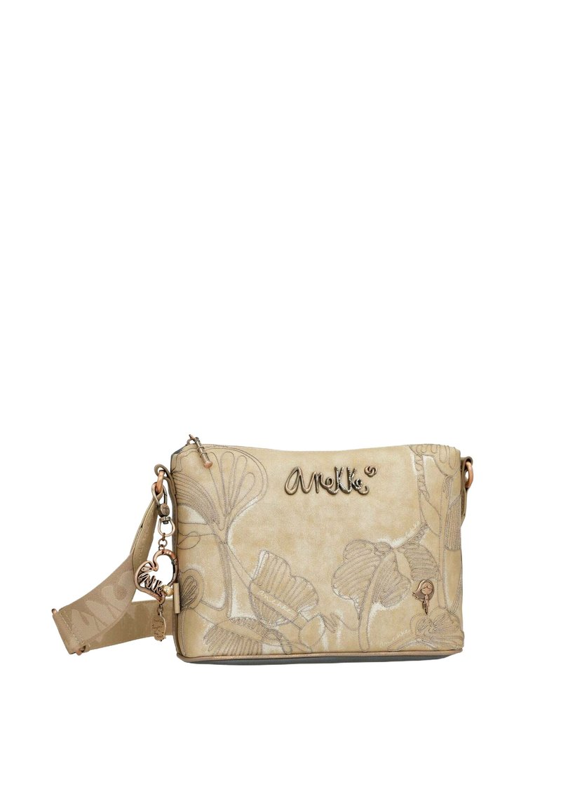 Borsa beige con design floreale in rilievo, logo metallico e tracolla staccabile. Presenta una chiusura a zip e accentuazioni in metallo.