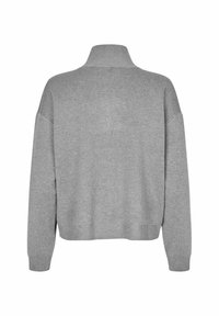 Grijs sweater met een hoge hals, drop schouders en geribde manchetten en zoom. Zachte textuur, relaxte pasvorm en een eenvoudig ontwerp zonder patronen.