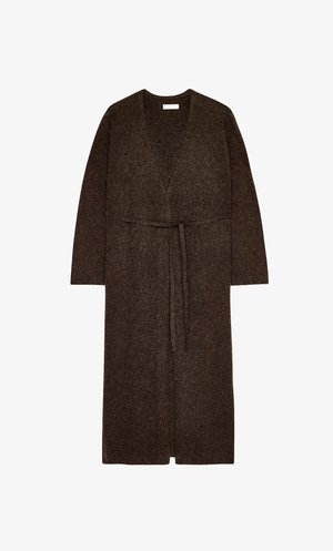 Bruine gebreide cardigan met V-hals, open voorkant en lange mouwen. Voorzien van een ceintuur die gestrikt kan worden en een zachte, getextureerde stof.