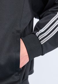 Thumbnail Image 6