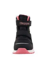 Bota Kappa negra y rosa con un diseño de caña alta, dos correas de velcro, parte superior texturizada, acentos reflectantes y una suela rosa.