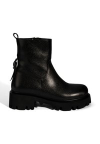 Botte de cheville en cuir noir avec une finition texturée, semelle en caoutchouc noir épaisse et détail de tirant à l'arrière.