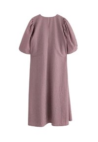 Vichy-kjole i maroon og hvid, med korte puffærmer og en afslappet pasform. Stoffet er struktureret og let, med en knælang kant.