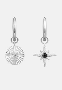 Silverringar med hoops som har en solstrålepende och en stjärnpende med en svart stencenter och glittrande detaljer. Texturerad och glänsande yta.