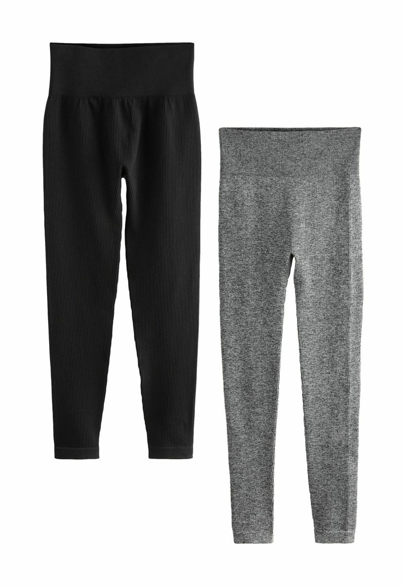 Két pár leggings: az egyik fekete, bordás textúrájú, a másik szürke, finom heather mintázattal, mindkettő széles elasztikus derékpánttal.