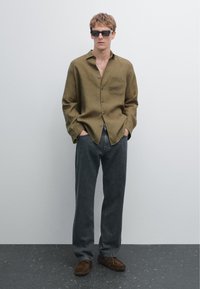 Massimo Dutti REGULAR FIT WITH POCKET DETAIL - Shirt - dark green