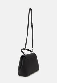 Bolso de mano de cuero negro con una forma estructurada, solapa superior, correa ajustable y acentos de hardware en plata. Textura suave con detalles de diseño mínimos.