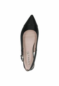 Slingback flat in pelle nera con punta affusolata, caratterizzata da un accento con fibbia metallica e una fodera interna neutra con dettagli del logo.