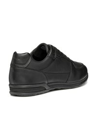 Scarpa casual in pelle nera vista dal retro, con dettagli di cucitura, lacci e una suola in gomma testurizzata.
