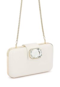 Pochette blanche rectangulaire avec bordure dorée, un grand fermoir en forme de pierre précieuse transparente, et une fine chaîne dorée pour épaule.