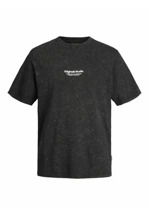 T-shirt noir à manches courtes avec un col rond et jeans en denim déchirés. Des baskets complètent le look décontracté, avec des déchirures visibles dans les jeans.