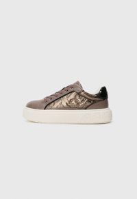 Sneaker basso con lacci color malva, pannello laterale metallico impreziosito da un motivo floreale, e suola spessa bianco sporco con tallone testurizzato.