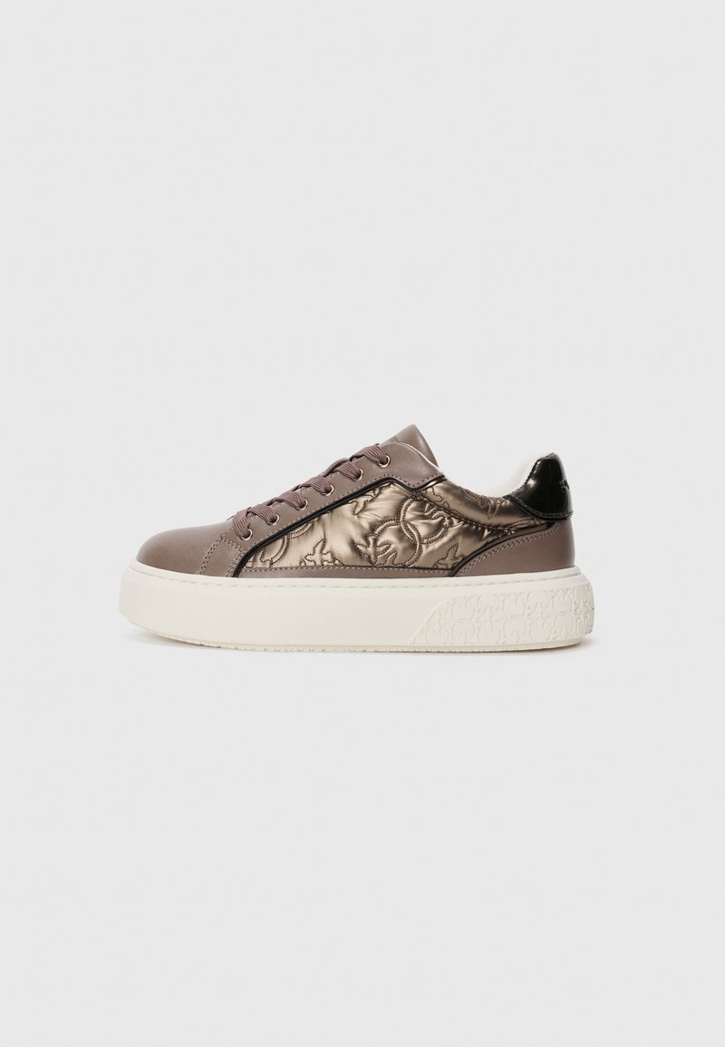 Sneaker basso con lacci color malva, pannello laterale metallico impreziosito da un motivo floreale, e suola spessa bianco sporco con tallone testurizzato.