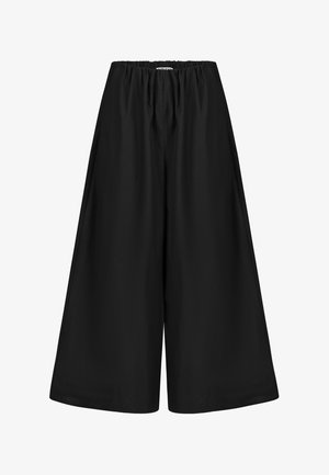 Schwarze weite Cropped-Hose mit elastischem Bund, lockerer Passform und ohne sichtbare Taschen oder Verzierungen.
