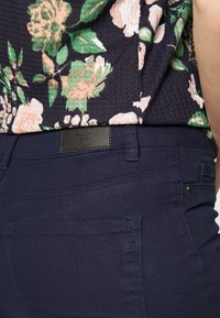 Vero Moda Tall VMHOTSEVEN PANTS  - Calças de ganga de corte skinny - navy blazer