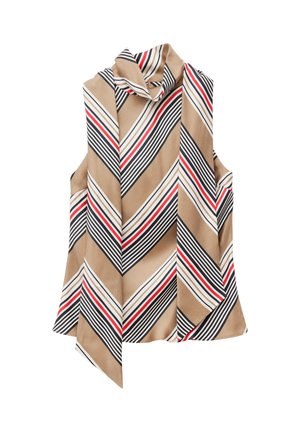 Top sin mangas beige con cuello alto y rayas diagonales en negro, blanco y rojo, con un dobladillo asimétrico.