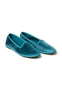 Zapatos de terciopelo azul verdoso sin cordones con punta redonda, ribete turquesa en contraste y suela de goma plana. Textura suave y diseño minimalista.