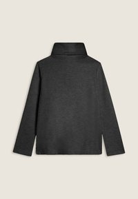 Pullover grigio scuro con colletto alto, maniche lunghe e una texture morbida. Presenta un orlo dritto e un design minimalista senza motivi.