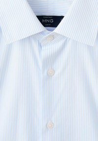 Camisa slim-fit a rayas en azul claro y blanco con cuello puntiagudo, que presenta botones blancos y una textura de tela suave.