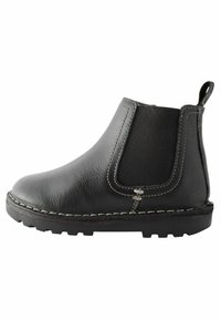Bottine en cuir noir avec des panneaux latéraux élastiques, des coutures renforcées, une finition texturée et une semelle en caoutchouc robuste. Boucle d'accessoire à l'arrière.